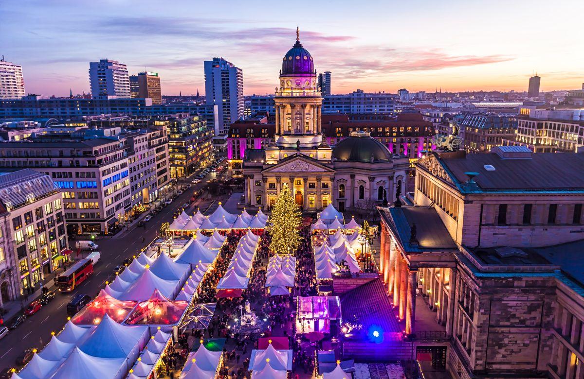 Weihnachtsmärkte: Luftaufnahme der Stände auf dem Gendarmenmarkt