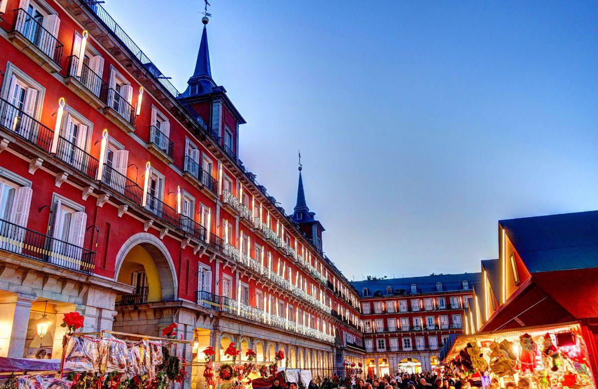 Weihnachtsmarkt auf dem Plaza Mayor in Madrid