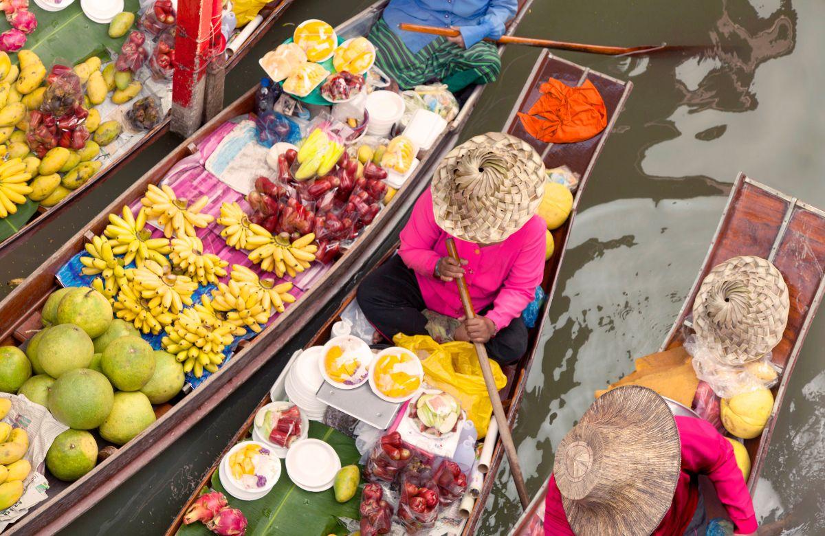 Barche del mercato galleggiante di Bangkok