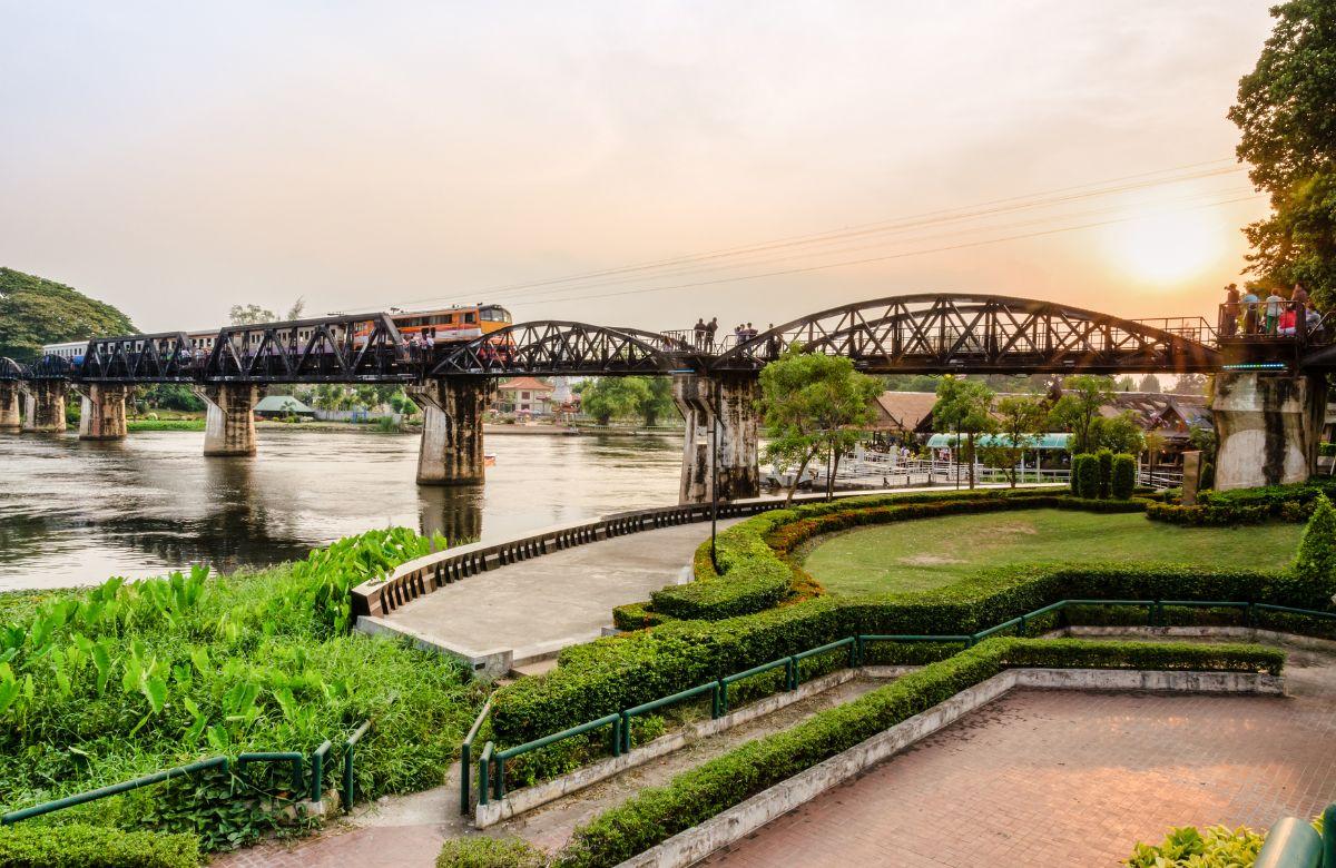 La Thailandia è una delle destinazioni turistiche più famose del sud-est asiatico e ogni anno attira sempre più visitatori italiani (quasi 150.000 da gennaio a settembre 2023). Lo sviluppo dell'infrastruttura turistica del paese, dai suoi resort e hotel ai trasporti e all'offerta di escursioni, è fondamentale per poter viaggiare con tranquillità e tutte le comodità.  I motivi per visitarla non mancano mai. Dalle lunghe e bellissime spiagge di sabbia fine e acque cristalline in cui rilassarsi o fare snorkeling, a templi ancestrali che sono Patrimonio dell'Umanità, passando per paesaggi naturali ideali per fare trekking. E oltre a tutto ciò, il così detto 'paese dei sorrisi' accoglie i turisti a braccia aperte e condivide la sua ricca cultura e gastronomia.  Come in tutti i viaggi, e specialmente in quelli di lunga distanza, è importante informarsi bene prima di partire. Conoscere le raccomandazioni di base ci permetterà di goderci appieno la nostra esperienza. Questioni come se è necessario un visto o scoprire quali luoghi è meglio visitare a seconda del periodo dell'anno saranno utili per viaggiare in Thailandia con bambini senza sorprese e organizzare il viaggio che meglio si adatta ai tuoi gusti e circostanze.   8 Raccomandazioni per il primo viaggio in Thailandia   1. È necessario un visto? Se vuoi andare nell'antico regno di Siam, la prima cosa che devi sapere è che ai cittadini italiani non è richiesto un visto per entrare nel paese. A patto che la durata del tuo soggiorno nel paese sia inferiore a trenta giorni. Pertanto, non dovrai preoccuparti della pesante burocrazia richiesta in altri paesi asiatici. Ora, devi anche tenere presente che uno dei requisiti è che il passaporto abbia una validità minima di 6 mesi dalla data di ingresso nel paese. Allo stesso modo, se quando sei a destinazione vuoi prolungare la durata del tuo soggiorno, è possibile farlo presso gli uffici immigrazione per altri trenta giorni.   2. Qual è il miglior periodo per viaggiare in Thailandia?  A causa del suo clima tropicale, la temperatura è calda e l'ambiente è umido per tutto l'anno. Generalmente, se consideriamo solo il tempo atmosferico, il miglior periodo per viaggiare lì è da novembre a marzo. Andare in vacanza durante questi mesi permette di godere di un clima mite e con poche piogge. Naturalmente, molti occidentali vanno in Thailandia in estate, poiché è il nostro periodo di vacanza abituale. Se questo è il tuo caso, devi sapere che da maggio a ottobre è il periodo dei monsoni. Tenendo conto di questo, è meglio optare per il mese di luglio o i primi di agosto, quando non è ancora al suo picco massimo. In ogni caso, i monsoni portano piogge intense ma di breve durata che aiutano a rinfrescare l'ambiente e, in generale, non impediscono di apprezzare le visite.  Al contrario, se vuoi sapere quando i prezzi sono migliori, il momento ideale è la terza settimana di agosto e il mese di settembre. È piena stagione bassa e quindi ci sono meno persone.   Elefanti nel santuario di Chiang Mai | Fonte: Canva   3. Quali luoghi visitare? Se desideri includere nel tuo itinerario in Thailandia i migliori luoghi di interesse, o almeno i più raccomandati, devi sapere che il paese è suddiviso in tre zone: centro, nord e sud. A seconda dei tuoi interessi e, naturalmente, dei giorni che hai a disposizione, potrai scegliere tra le diverse opzioni: Centro del paese: Non puoi perderti Bangkok, la capitale, che di solito è l'ingresso dei turisti nel paese. 'La città che non dorme mai' è moderna e caotica. Vale la pena visitarla per apprezzare il lato cosmopolita della Thailandia. Ma, soprattutto, per scoprire i suoi templi millenari. Come il Palazzo Reale, dove si trova il tempio di Buddha di Smeraldo, o Wat Pho, con il Buddha sdraiato di 46 metri di lunghezza. Anche i mercati sono imprescindibili. Ce ne sono per tutti i gusti. Da quelli galleggianti, a quelli notturni e persino uno situato sopra le rotaie del treno.  Grande Palazzo Reale di Bangkok | Fonte: Canva  Da Bangkok ci sono due escursioni molto interessanti per gli amanti della storia e dell'architettura. Una è ad Ayutthaya, l'antica capitale del regno di Siam, dove è possibile passeggiare tra le sue rovine e templi. L'altra è il parco storico di Sukhothai, che è stato anche capitale di Siam, ed è Patrimonio Mondiale dell'Umanità. Per gli amanti della natura, nel centro della Thailandia si trova anche Kanchanaburi, dove potrete visitare il famoso ponte sul fiume Kwai, costruito da lavoratori forzati durante la Seconda Guerra Mondiale sotto il comando dell'esercito giapponese, o fare il bagno nelle cascate di Erawan. Il nord della Thailandia è la destinazione di maggioranza dei turisti dopo aver visitato il centro. In questa regione spicca Chiang Mai, la capitale culturale e conosciuta come la Rosa del Nord. I suoi templi buddisti e un ambiente naturale di straordinaria bellezza sono le principali ragioni per visitare Chiang Mai. Inoltre, è possibile visitare l'Elephant Nature Park, un santuario di elefanti in cui vengono trattati questi maestosi animali con il massimo rispetto. Sempre a nord si trova Chiang Rai, che ospita il famoso Tempio Bianco. Curiosamente, si tratta di un tempio moderno costruito nel 1997. Inoltre, in questa zona c'è il triangolo d'oro, il punto in cui si uniscono Laos, Thailandia e Myanmar. La regione sud è famosa per le sue spiagge e isole tropicali. A ovest, nel Mare delle Andamane, ci sono Phuket e Krabi, le due destinazioni balneari più popolari grazie alla loro bellezza e al buon clima presente tutto l'anno. A est, spiccano le isole Koh Samui, Koh Phangan e Koh Tao. Di seguito, ti parliamo più in dettaglio di questi e di altri luoghi per goderti il mare.  4. Quali sono le migliori spiagge della Thailandia? È difficile rispondere a questa domanda poiché ci sono oltre 1.000 isole, oltre a molti chilometri di costa. Ognuna ha qualcosa di speciale e la decisione dipenderà dalle preferenze di ogni viaggiatore. Alcune delle migliori sono:  Phuket, l'isola più grande e conosciuta del paese. Una meta balneare molto completa e ideale per coloro che cercano sistemazioni di ogni tipo, dai grandi resort agli hotel con charme e lusso. Senza dimenticare la vasta offerta di ristorazione e attività ricreative.  Krabi e le Phi Phi, un'opzione più alternativa rispetto alla precedente, perfetta per chi desidera maggiore tranquillità. Nella provincia costiera di Krabi si possono ammirare le sue straordinarie spiagge circondate da scogliere di calcare. Inoltre, è la 'base operativa' perfetta per un'escursione verso le paradisiache isole Phi Phi.  Koh Lipe, soprannominata le Maldive della Thailandia. Le sue spiagge tranquille e idilliache sono di grande bellezza. Un'opzione per chi cerca romanticismo e desidera allontanarsi dalle folle.  Koh Phangan, un'isola famosa per essere il luogo di origine della Full Moon Party. Ma è anche un buon posto per godere di un'armoniosa offerta di svago e relax.  Koh Tao, una delle isole più speciali per gli amanti dello snorkeling e delle immersioni. Ci sono numerose scuole dedicate a mostrare il ricco fondale marino thailandese.  Le prime tre si trovano nel Mare delle Andamane. Il miglior periodo per visitare queste isole, così come la provincia di Krabi, è nei mesi di novembre a febbraio. Se desideri viaggiare da giugno ad agosto, potresti trovare il monsone, specialmente in agosto, ma come accennato prima, si tratta di piogge intense ma di breve durata seguite dal sole. Al contrario, Koh Phangan e Koh Tao si trovano nel Golfo di Thailandia. In questo caso, a giugno, luglio, agosto e settembre le probabilità di pioggia sono basse, rendendoli mesi ideali per visitare queste spiagge.  5. Come viaggiare in Thailandia a buon prezzo? Se il budget è una delle tue principali preoccupazioni quando pianifichi un viaggio in Thailandia, il miglior modo è pianificare con largo anticipo, almeno sei mesi prima. In questo modo potrai trovare offerte per voli a prezzi accessibili. Inoltre, se scegli la stagione bassa, beneficerai di sconti e promozioni. Infine, sia l'alloggio che il cibo e il trasporto sono economici rispetto ai prezzi in Europa. Tuttavia, per quanto riguarda i trasporti, se prendi taxi o tuk tuk, una sorta di triciclo motorizzato molto caratteristico, dovrai affinare l'arte della contrattazione per ottenere un buon prezzo.  6. Cosa sapere sulla valuta e sui pagamenti? La sua valuta ufficiale è il baht e corrisponde a circa 35 o 36 euro, anche se dipenderà dal cambio al momento in cui effettuerai il viaggio.  Essendo un paese molto aperto al turismo, nelle grandi città e in qualsiasi punto turistico è possibile cambiare euro o dollari in baht. Inoltre, accettano anche l'uso delle carte di credito e puoi trovare una vasta rete di sportelli automatici in cui prelevare contante. 7. Quali vaccini sono necessari per viaggiare in Thailandia? Non esiste alcun vaccino obbligatorio per i viaggiatori provenienti dall'Italia. È richiesto il vaccino contro la febbre gialla per coloro che sono stati recentemente in un paese dove questa malattia è endemica.  Tuttavia, è sempre consigliabile informarsi in un centro di vaccinazione internazionale, dove risponderanno a tutte le tue domande. Potrebbero raccomandare alcuni vaccini comuni prima di uscire dall'Europa, come l'epatite A e B, la febbre tifoide o il tetano.  8. Quali precauzioni sanitarie prendere durante i tuoi viaggi in Thailandia? La Thailandia è un paese sicuro, ma quando prepari la valigia, ci sono alcuni medicinali e oggetti che non possono mancare per minimizzare i rischi. Il primo è equipaggiarsi con un repellente per zanzare. Se viaggi in zone rurali o costiere, e soprattutto se sono lontane dalle principali rotte turistiche del paese, è consigliabile proteggersi dalle loro punture. Oltre al repellente, le zanzariere e indossare maniche lunghe durante le escursioni nella giungla sono buone decisioni. Un altro oggetto che non può mancare nel tuo bagaglio è la protezione solare. Un fattore di protezione alto, bere frequentemente e rinfrescarsi nelle sue acque cristalline servirà a combattere le alte temperature.  La cucina thailandese, una delle più deliziose del mondo, può essere assaporata nei suoi ristoranti o nei banchi dei mercati. Il pad thai, noodles di riso saltati con verdure, carne e spezie, è il piatto forte. Ma ce ne sono molti di più. Per assaporarli senza soffrire di fastidiose intossicazioni, è necessario prestare attenzione a certi alimenti. E, in particolare, all'acqua; è meglio berla in bottiglia. È consigliabile non mangiare gelati e verdure crude e sbucciare i frutti. È anche importante prestare attenzione ai cibi delle bancarelle di strada, che possono essere influenzati dal caldo. Seguendo questi consigli, è poco probabile che si verifichino inconvenienti e, pertanto, potremo concentrarci nel goderci i tanti e vari interessi di un viaggio in Thailandia.