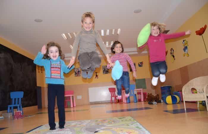 Bambini che saltano al Miniclub Parador Canaro