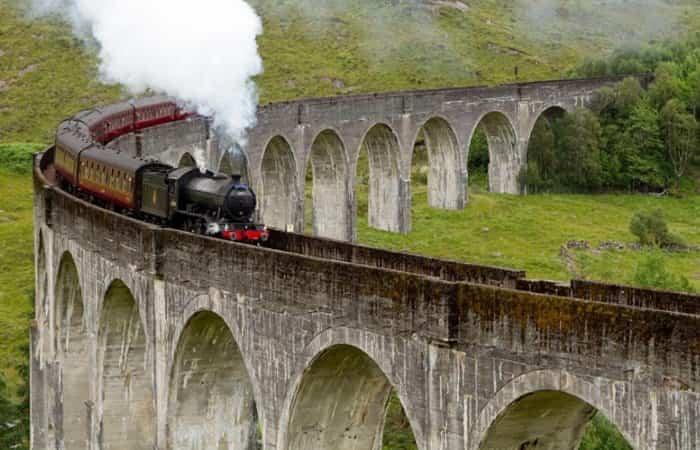 Turismo cinematográfico. O trem de Hogwarts em uma ponte na Escócia