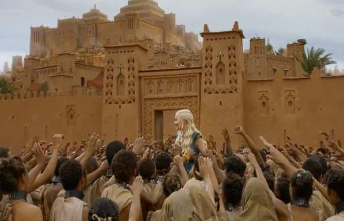Marrakech também é um bom destino para os amantes do turismo cinematográfico. Na imagem, Khaleesi da série Game of Thrones em um cenário de Aït Ben Haddou