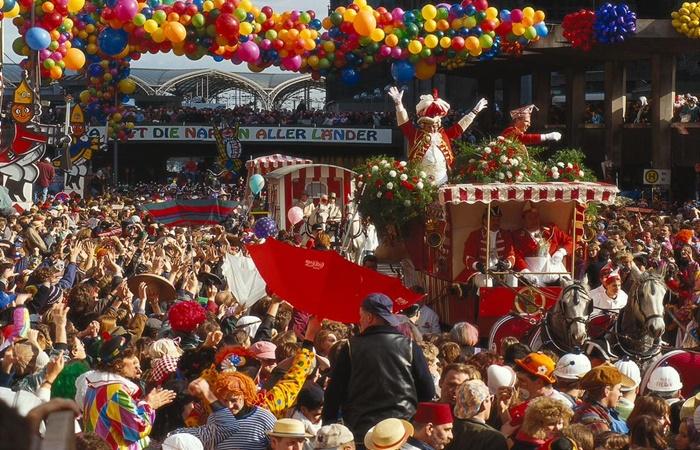 Karneval mit Kindern: Parade in Köln, Deutschland