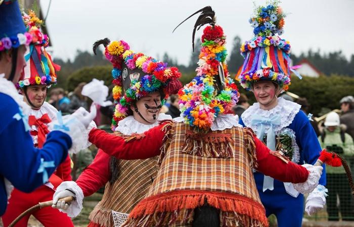 Karneval mit Kindern: traditionelle Kostüme aus Prag