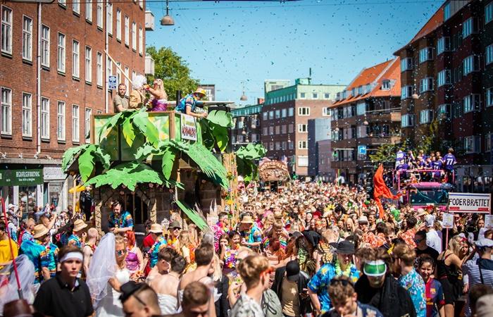 Parade beim Karneval von Aalborg, Dänemark