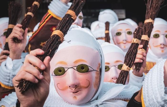 Karneval mit Kindern: Kostüme der Gilles in Binche