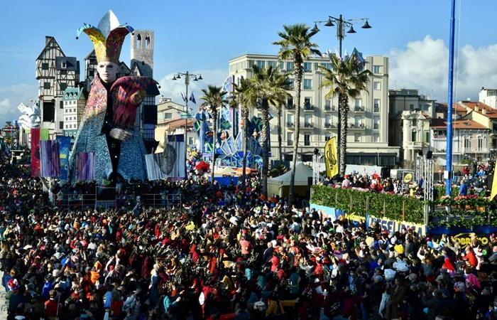 Große Parade beim Karneval von Viareggio, Italien