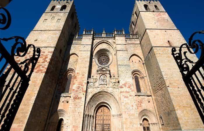 Sigüenza, Guadalajara. Fachada da catedral
