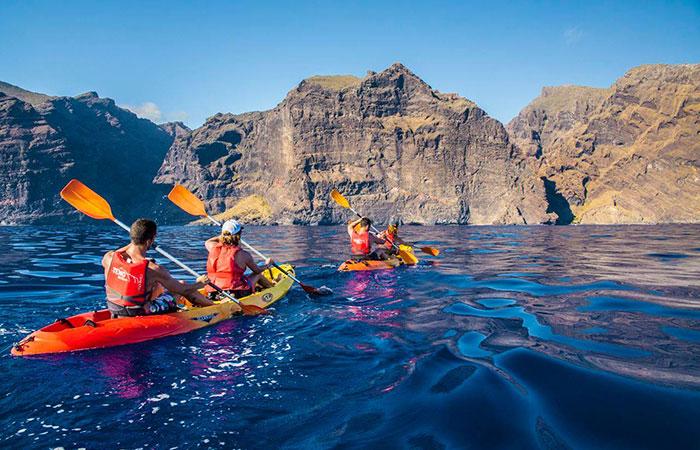 Kajak an der spanischen Küste: an den Klippen von Los Gigantes, Teneriffa
