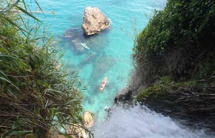 Kajak an der spanischen Küste: Klippen von Maro (Málaga)