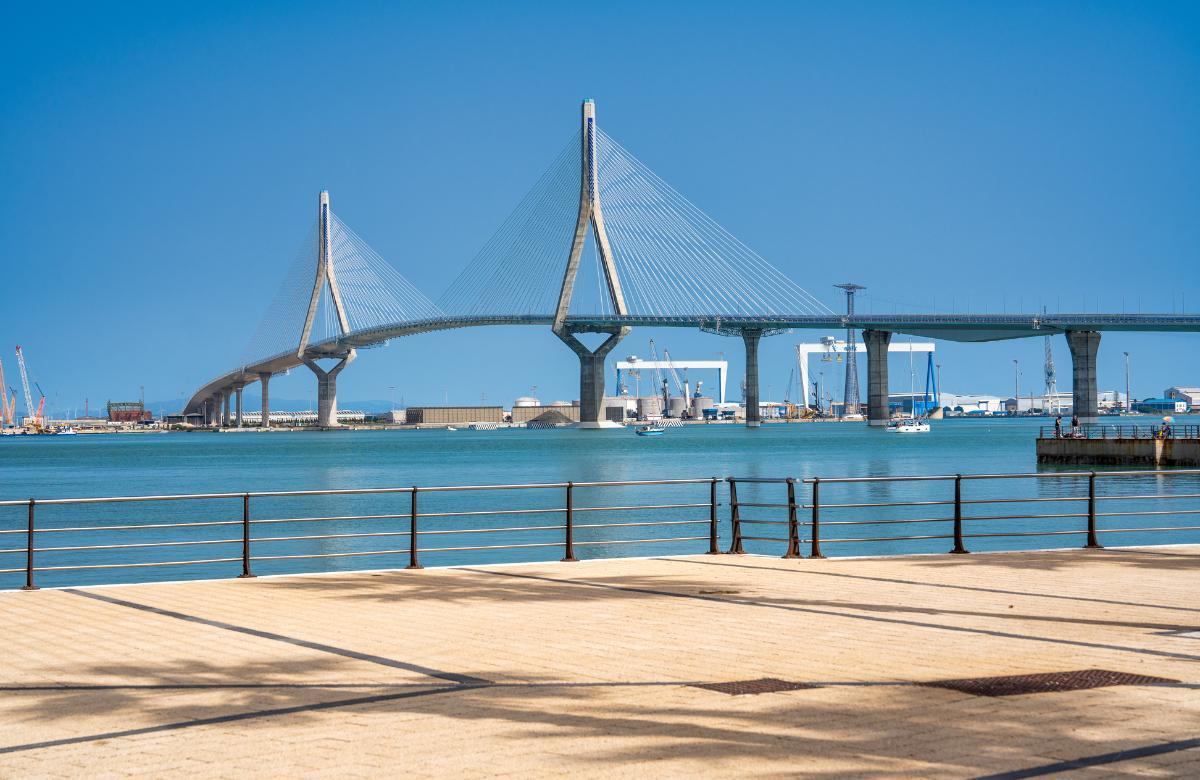 Brücke der Verfassung von 1812: emblematische Brücke Spaniens
