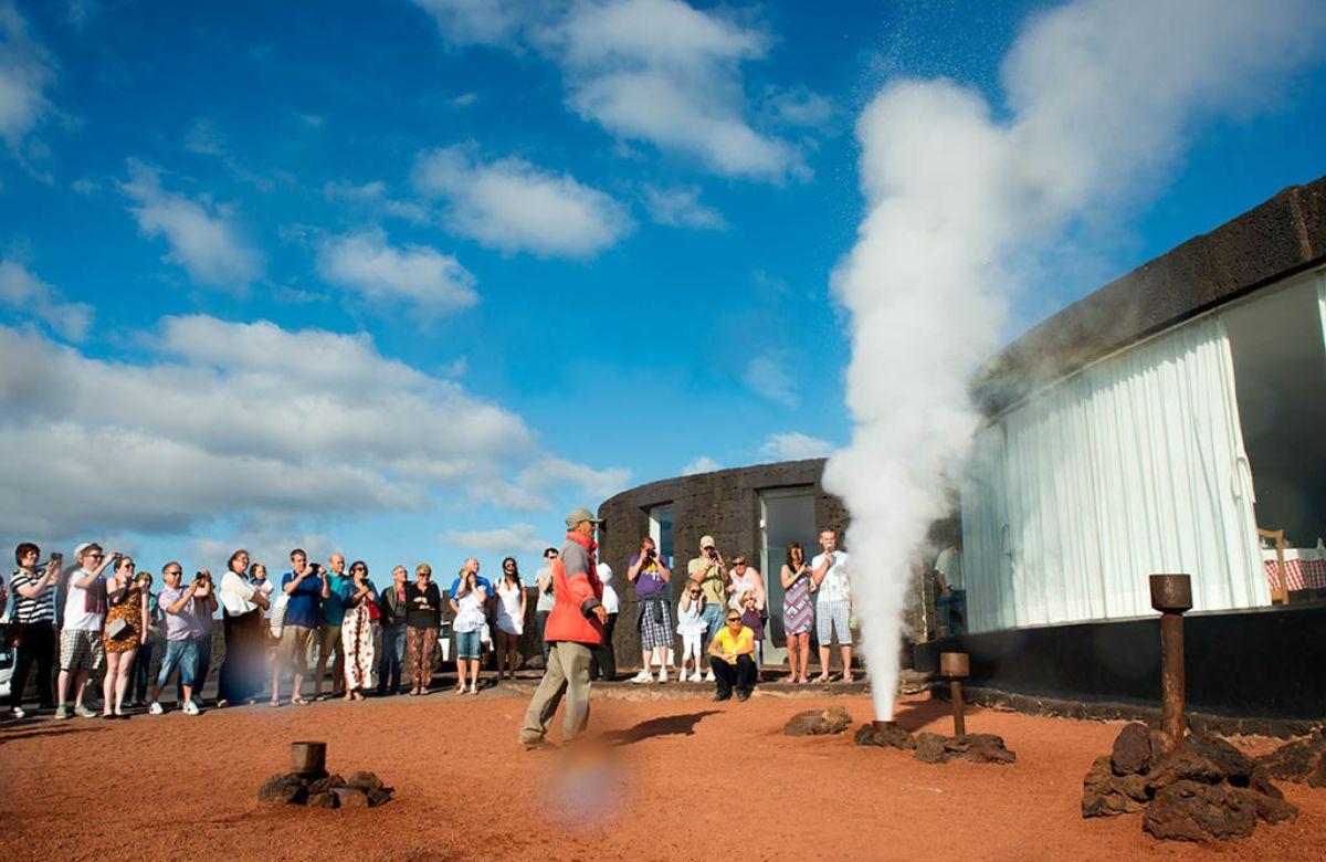 Experiências imperdíveis de Lanzarote, como o restaurante no vulcão