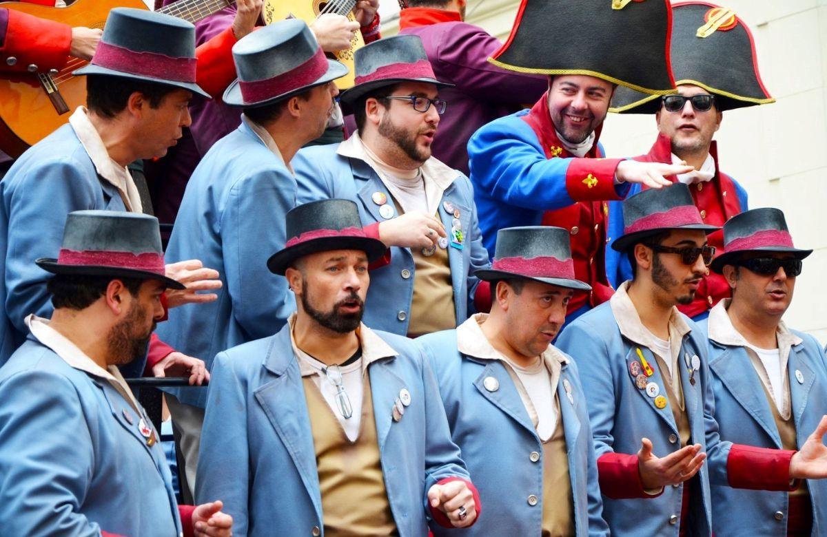 Agrupação com traje e chapéu ao lado de soldados de Napoleão
