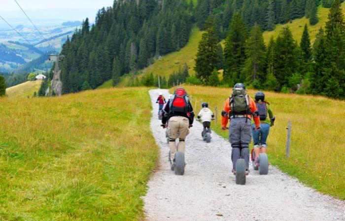 Route auf einem großen Scooter in Schwarzsee-Senseland, in Freiburg