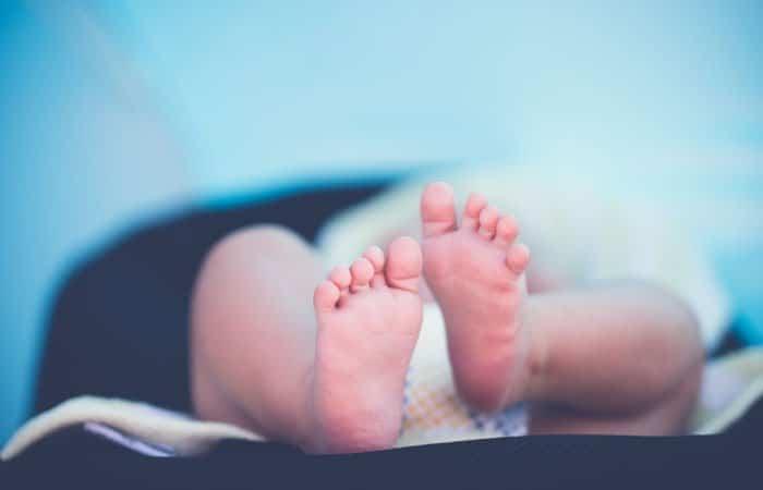 Indicazioni per viaggiare in aereo durante la gravidanza o con un neonato