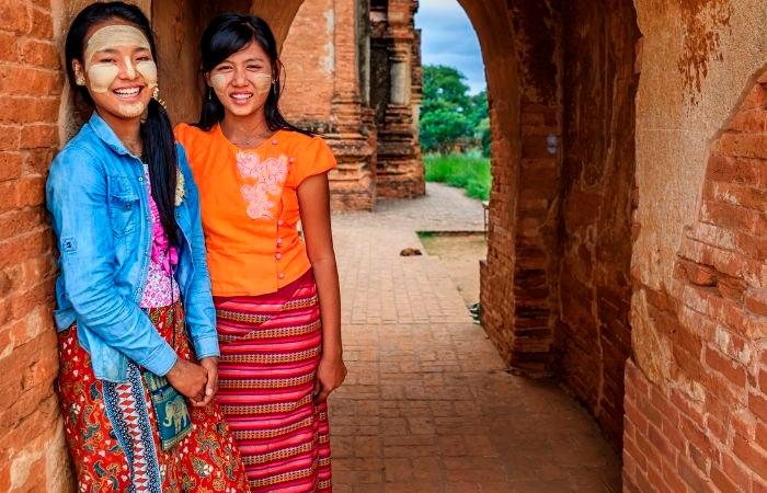 Zwei junge Leute mit Longyi, der Tracht von Myanmar