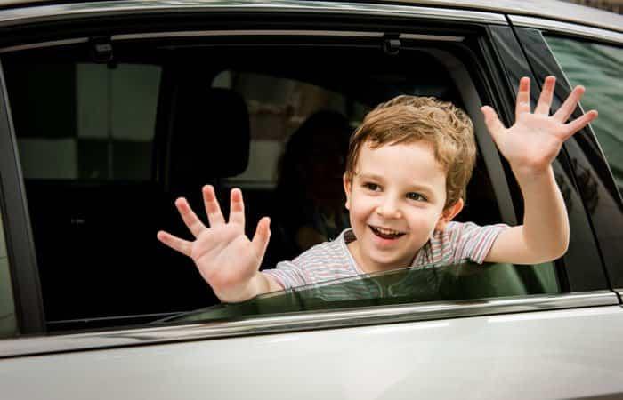Come intrattenere i bambini in auto