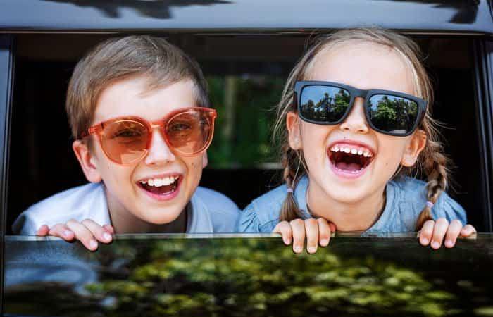 Come intrattenere i bambini in auto