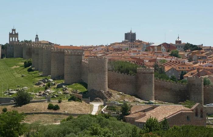 Blick auf die Mauern von Ávila und die Stadt. Städte und Stadtteile Spaniens, die zum UNESCO-Weltkulturerbe gehören