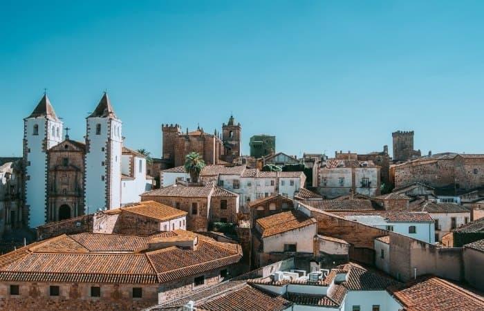 Blick auf die Stadt Cáceres. Städte und Stadtteile Spaniens, die zum UNESCO-Weltkulturerbe gehören