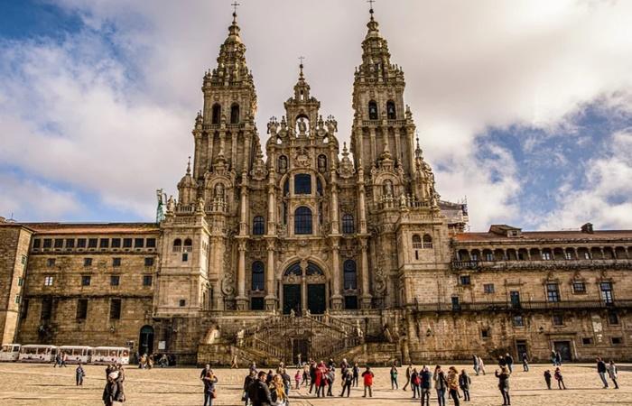 Fassade der Kathedrale von Santiago de Compostela. Städte und Stadtteile Spaniens, die zum UNESCO-Weltkulturerbe gehören