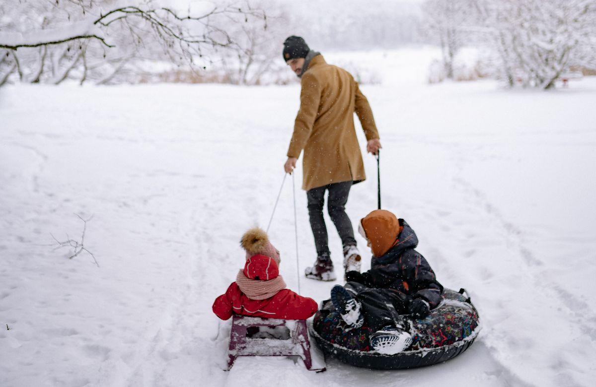 Os melhores planos na neve alternativos ao esqui para fazer em família