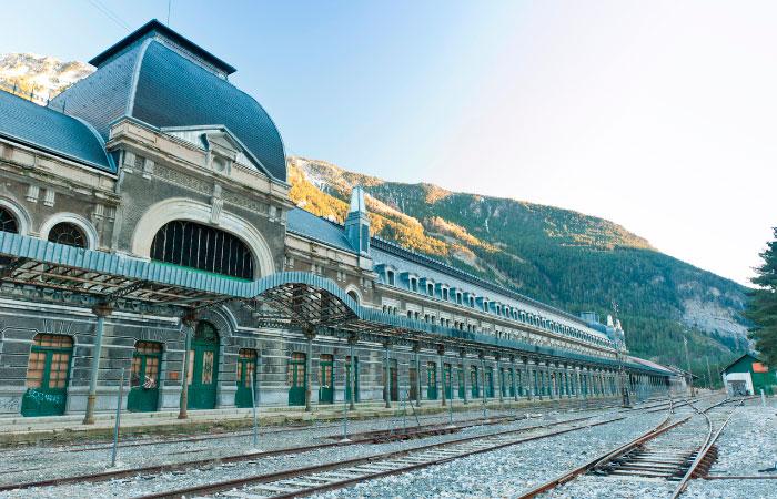 8 spanische Bahnhöfe, um sich mit der Kunst wiederzuvereinen
