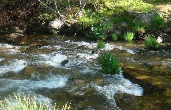 9 Orte mit Flüssen, um den Sommer zu genießen und eine erfrischende Bade zu nehmen