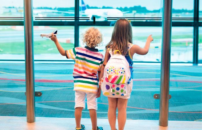 Crianças que viajam sozinhas: tudo o que você precisa saber para estar preparado