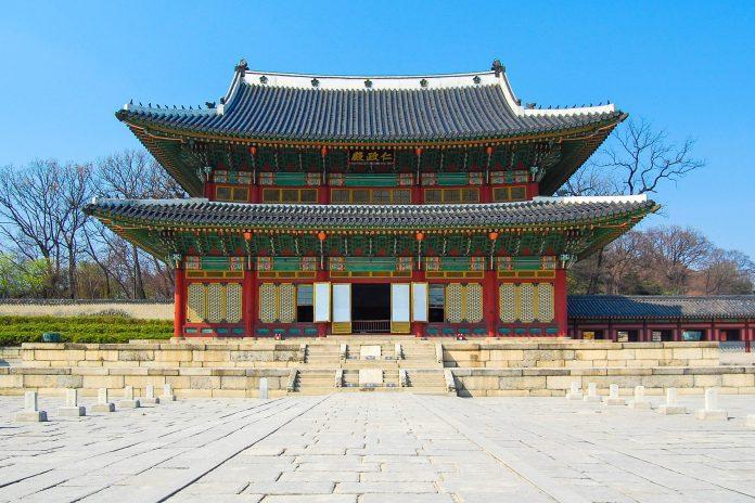 The Injeongjeon, the king's throne room in the Changdeokgung palace complex in Seoul, South Korea - © Skelectron / Fotolia