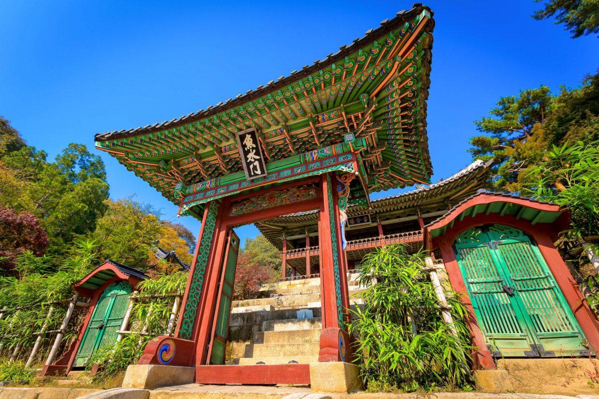 The gables of the buildings in Changdeokgung Palace are all decorated with several small figures that are supposed to drive away evil spirits, Seoul, South Korea - © Alexander A.Trofimov / Shutterst