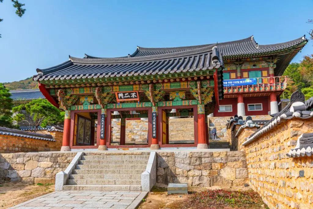 templo beomeosa en busan corea del sur
